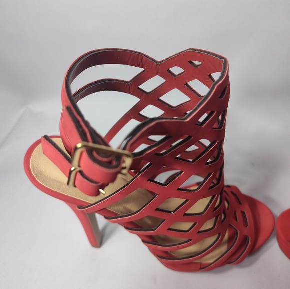 Red Heels - Picture 7 of 9